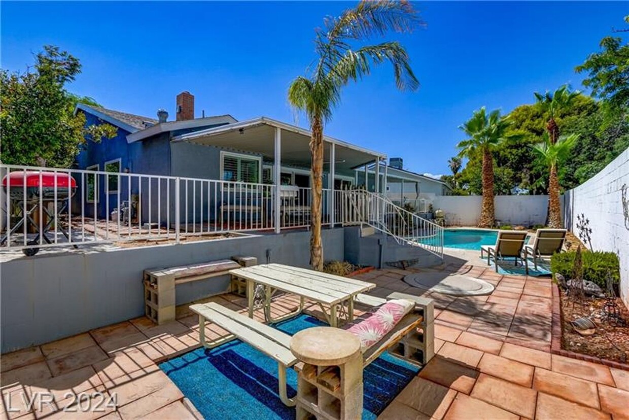 Primary Photo - Fully furnished single story pool house