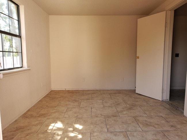 Building Photo - 114 Dorsey St