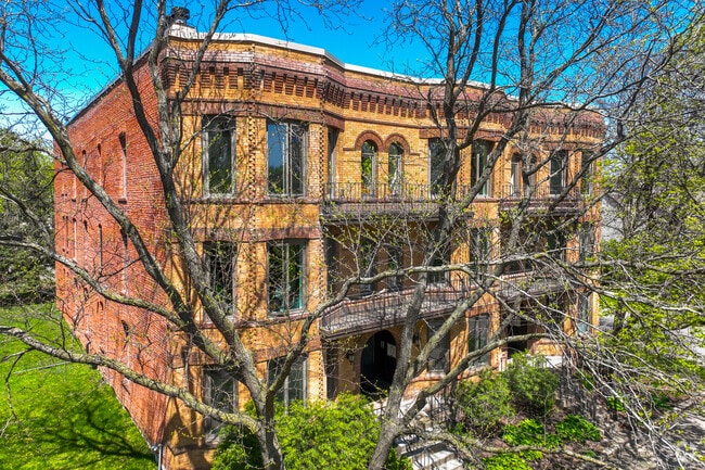 Building Photo - 563 Laurel Ave