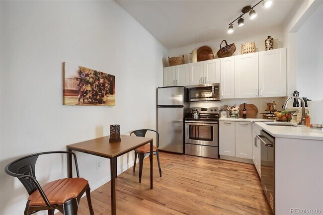 Foto del edificio - 1425 N Washington St