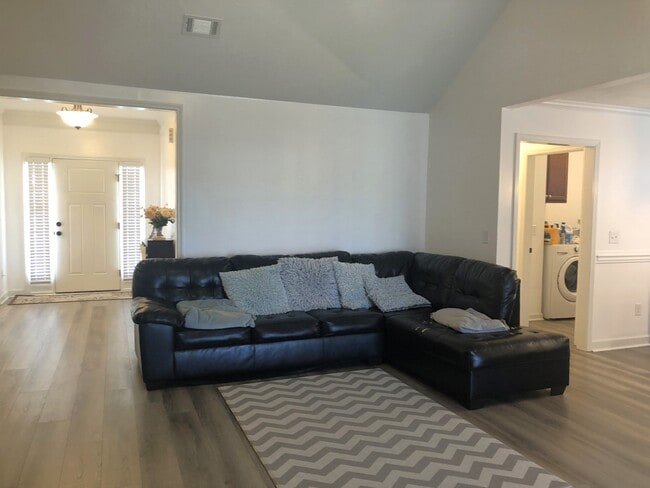 Building Photo - 708 Goodale Dr