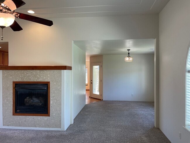 Foto del edificio - Stunning 3 Bedroom 2 Bath Home- Located in Friendly Central Point-Over 1600 Sq. Ft.