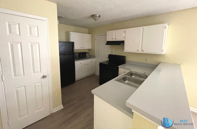 Building Photo - Beautiful 3-bedroom, 2-bath home fully fen...