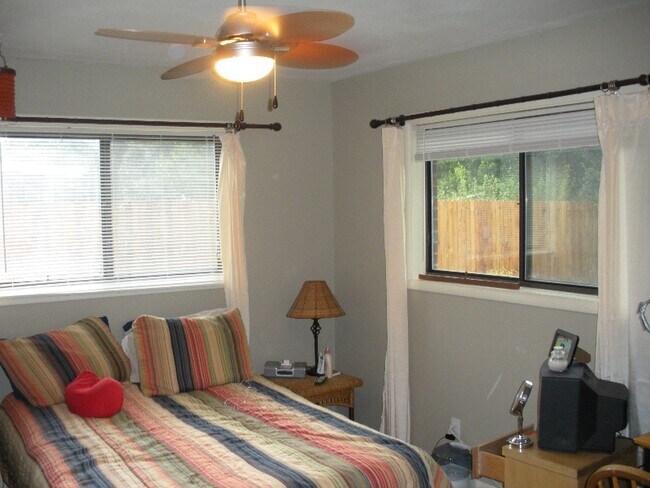 Building Photo - 1205 Castlerock Dr