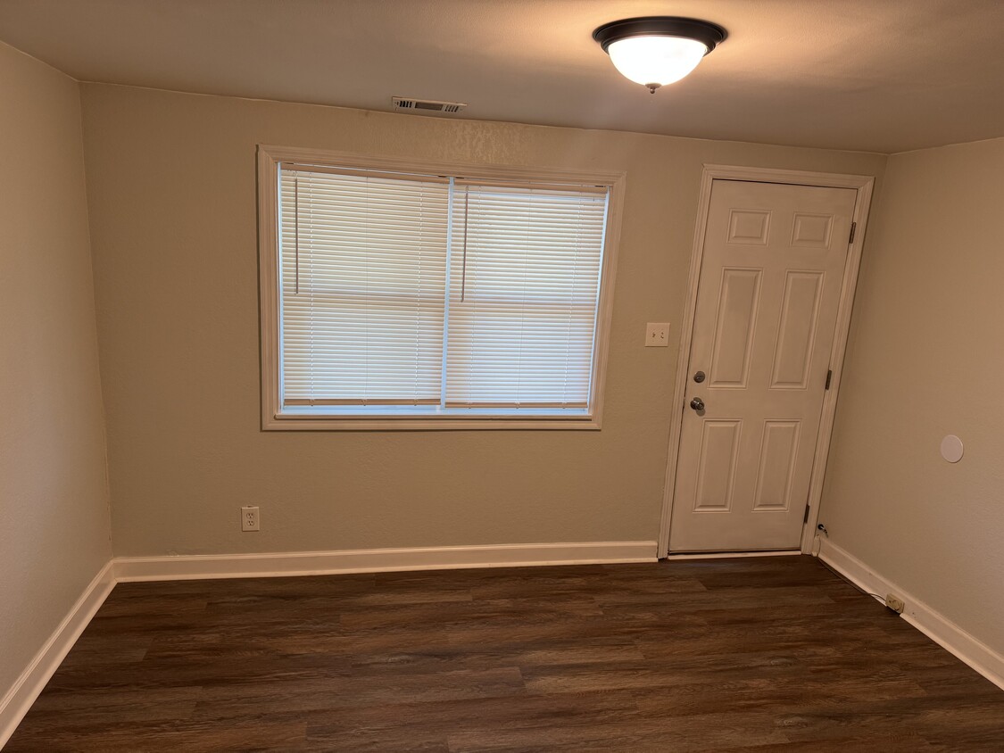 Living Room - 505 Davis Ave