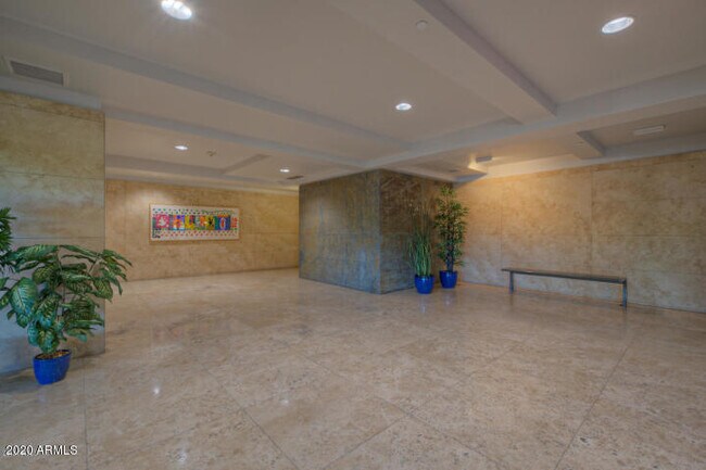 Building Photo - 7117 E Rancho Vista Dr