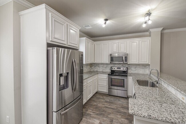 Building Photo - 1729 Tuam St