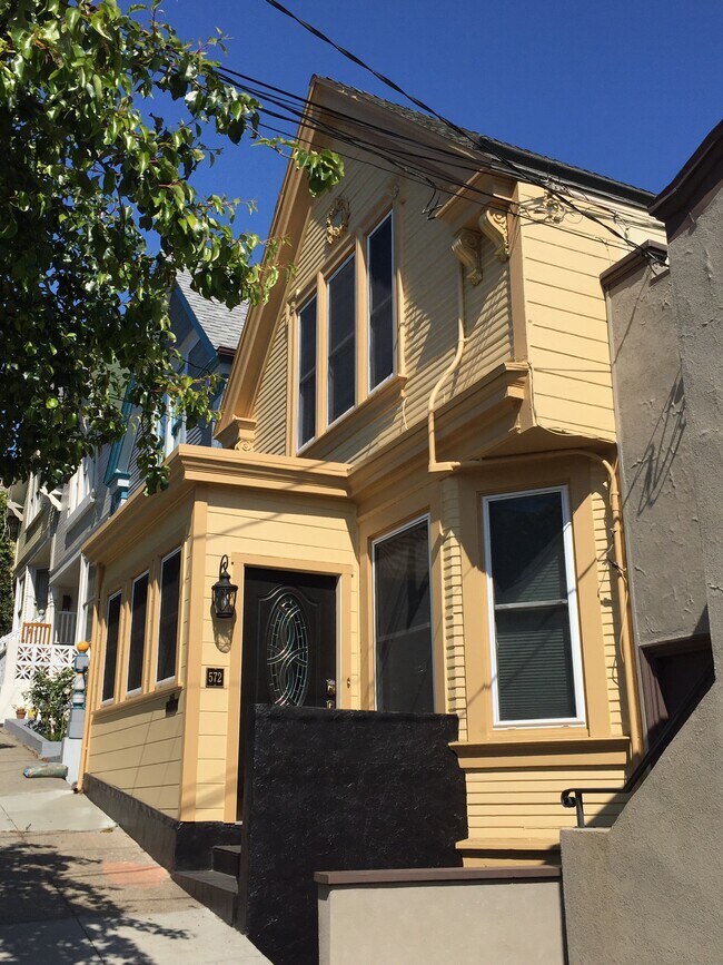 Building Photo - 572 Clipper St