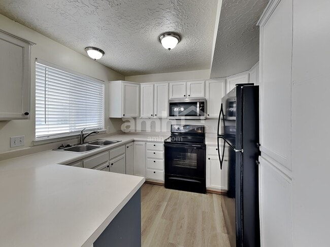 Building Photo - 817 Country Club Dr