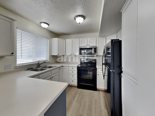 Foto del edificio - 817 Country Club Dr