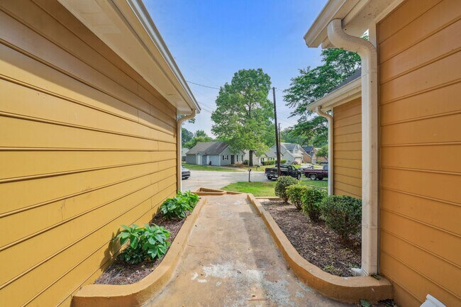 Building Photo - 206 Antebellum Cir