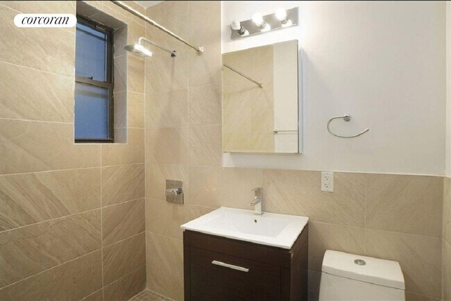 Foto del edificio - 1384 Madison St