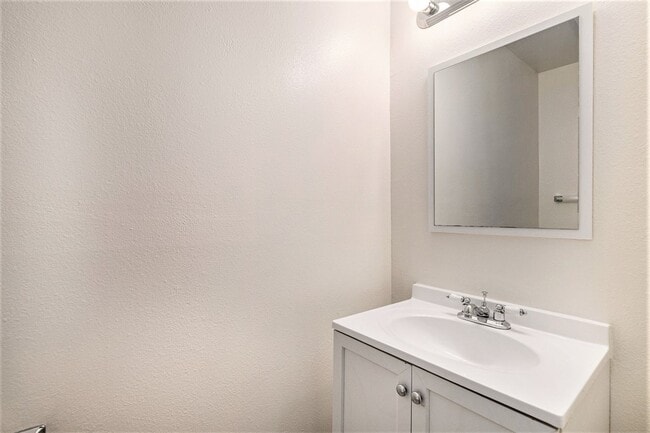 Foto del edificio - Freshly Painted & Move-In Ready! 2 bedroom - 2.5 Bathroom - Smokey Hill Aurora