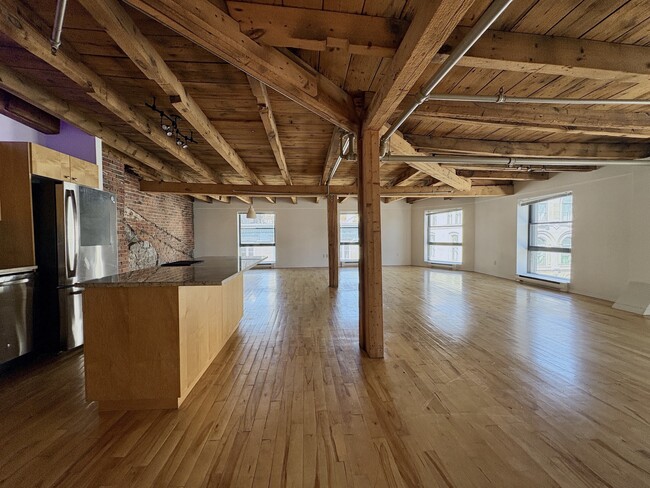 Building Photo - 358 Rue Saint-Pierre