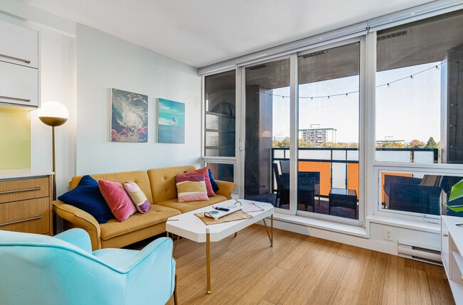 Building Photo - 718 Main St