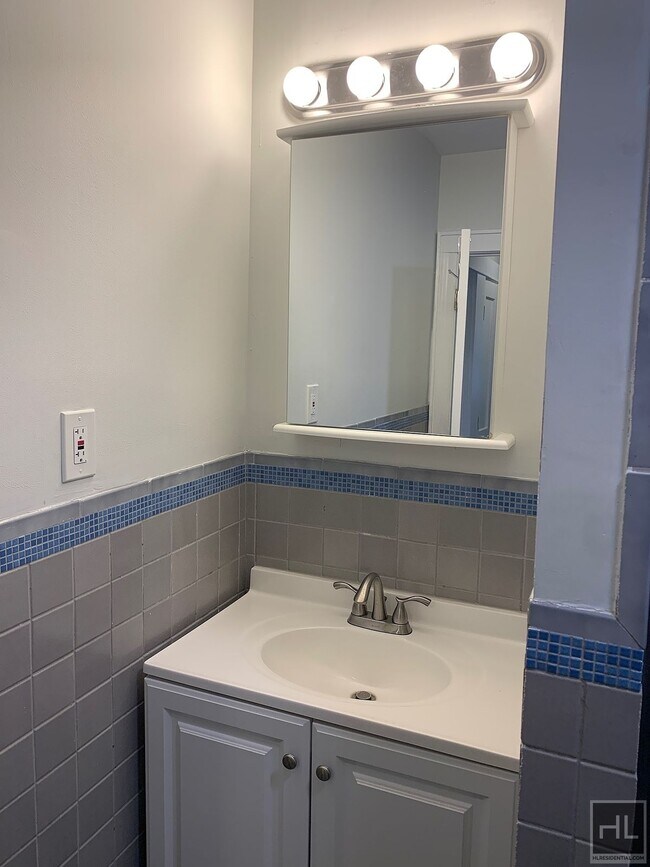 Building Photo - GETTYSBURG STREET INCREDIBLE 2 Bedroom - N...