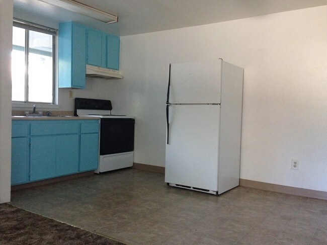 Kitchen - 643 S Weed Blvd
