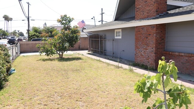 Building Photo - 2 bedrooms 2 baths corner home in Imperial Beach.