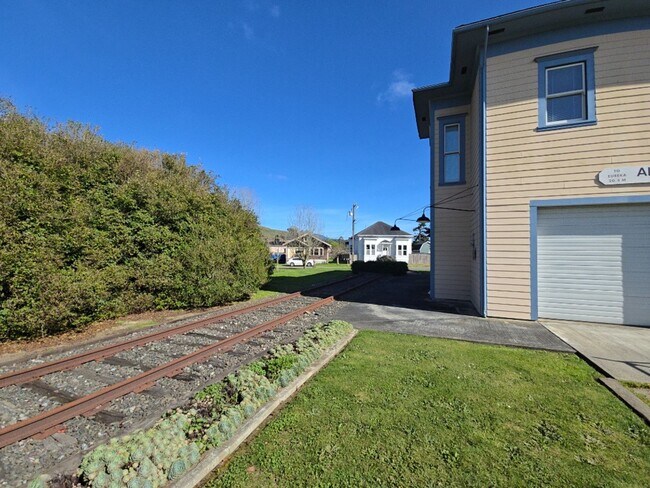 Foto del edificio - Distinctive Alton home offers charming living opportunity!