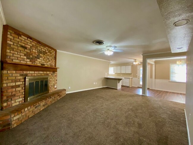 Building Photo - Beautiful 4 Bedroom 2 Bath 2 Story Home in...