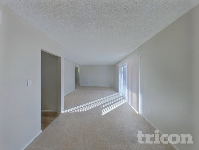 Foto del edificio - 1013 W Anderson Dr