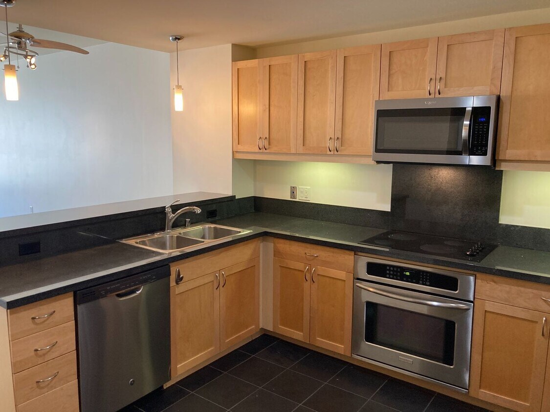 Primary Photo - Rare 1B+Den/1BA Metrome Condo w/ Balcony, ...