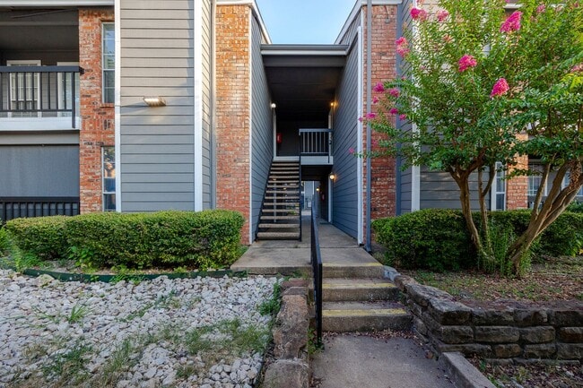 Building Photo - 18333 Roehampton Dr