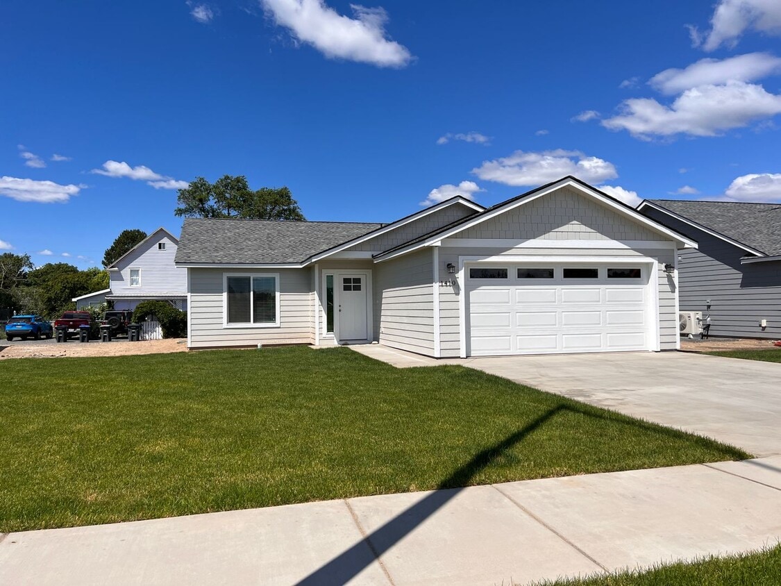 Primary Photo - Newer Construction Home!!