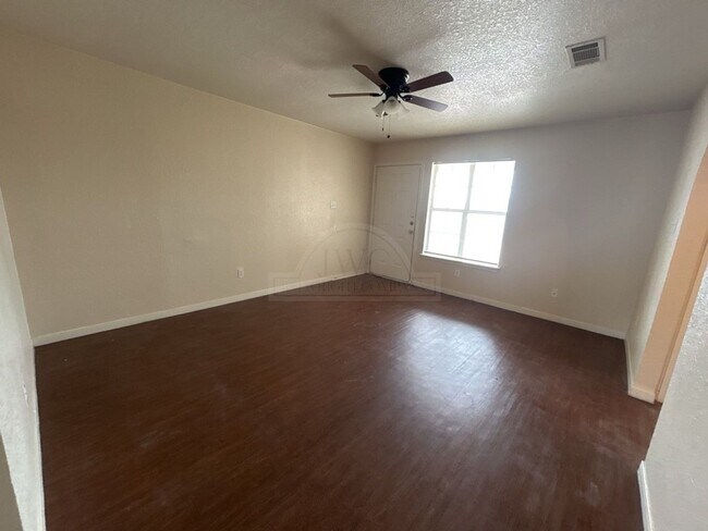 Foto del edificio - 1407 Dugger Cir