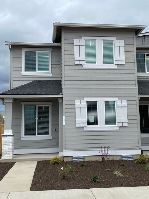 Foto principal - Townhome in Dry Canyon Community in NW Red...
