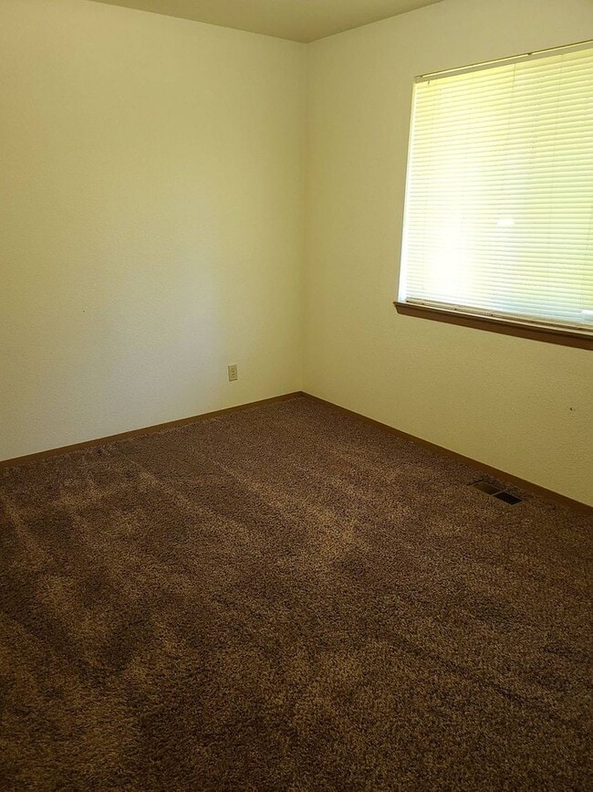 Building Photo - POST FALLS DUPLEX (P#302)