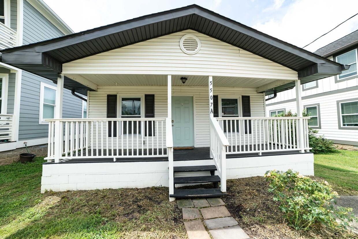 Primary Photo - Charming 3-Bed Home with Fenced Yard in Th...