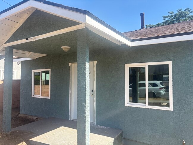 Building Photo - 124 E Cypress Ave