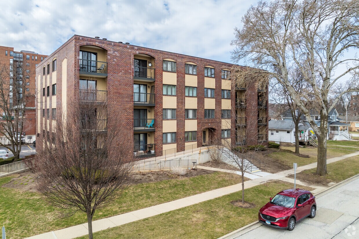 Primary Photo - 104 N Pine Ave