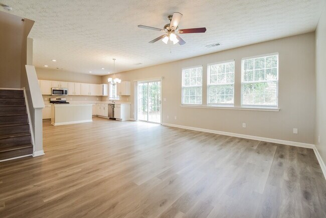 Building Photo - 2010 Valley Creek Dr