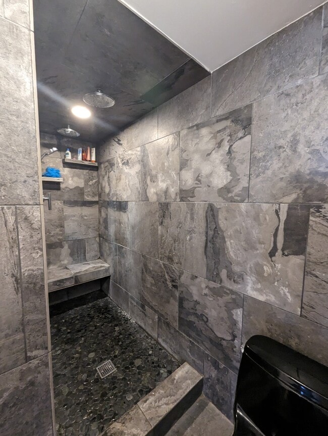 Building Photo - 469 Ena Rd