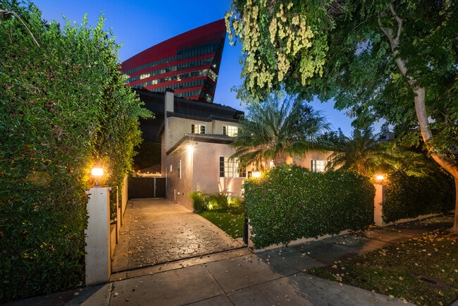 Building Photo - 711 Huntley Dr