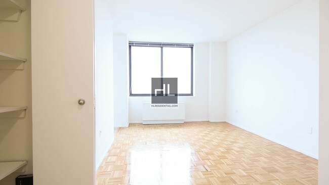 Building Photo - 180 Montague St