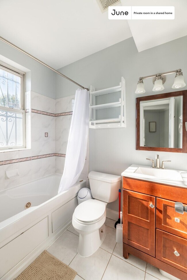 Building Photo - Private bedroom in 4 bed/3.5 bath Home