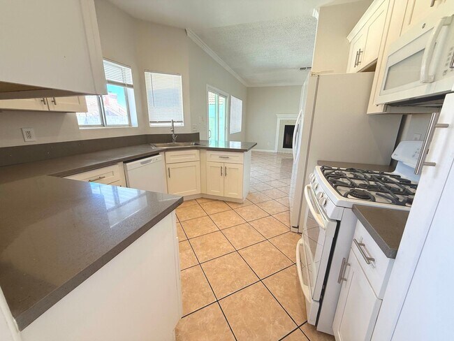 Building Photo - GORGEOUS 3BED/2.5BATH SINGLE FAMILY HOME