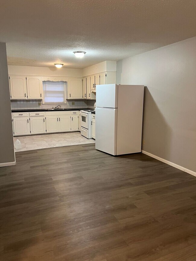 Foto del edificio - 2 bedrooms, 1 bath duplex