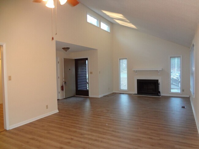 Foto del edificio - Peaceful Carrboro Living with Private Deck & Wooded Views