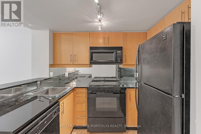 Photo du bâtiment - 300-300 Bloor St E