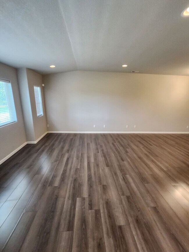 Foto del edificio - Beautiful Townhome