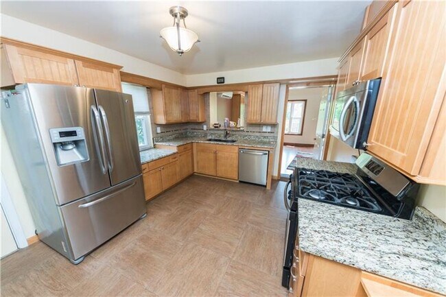 Foto del edificio - Spacious 4-Bedroom Rental with Huge Deck &...