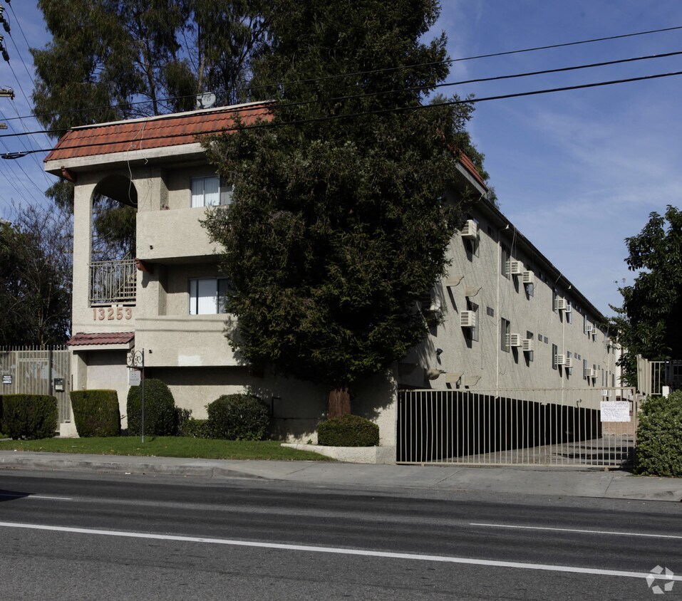 Primary Photo - 13253 Vanowen St