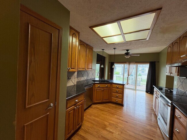 Building Photo - For Rent: 65721 Hillcrest Lane
