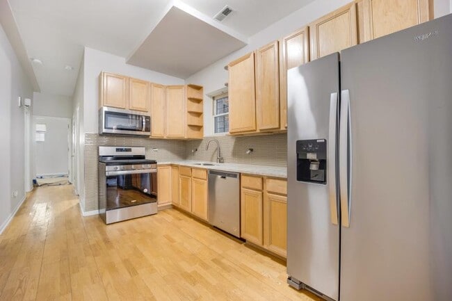 Building Photo - 3 bedroom in Chicago IL 60612