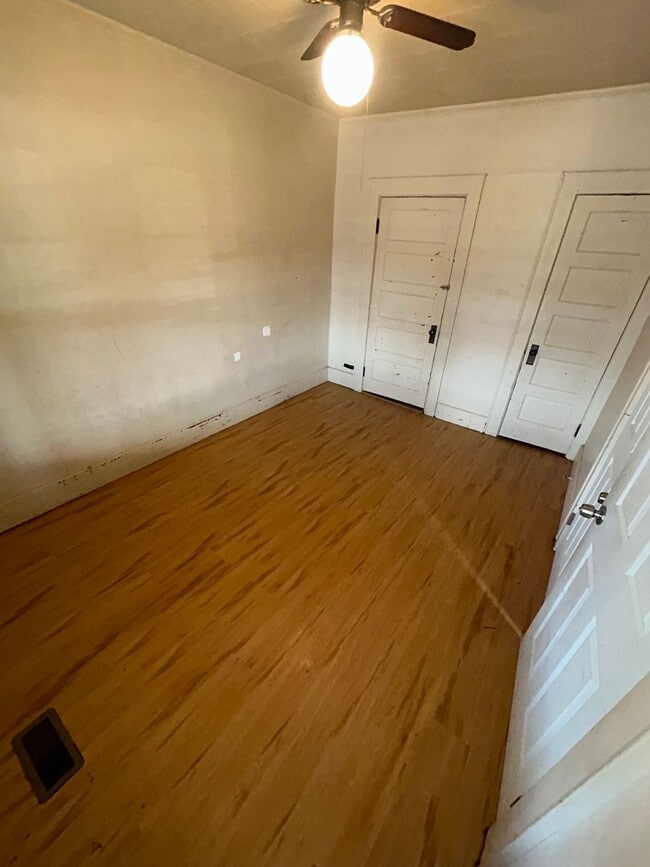 Foto del edificio - 1630 E Division St