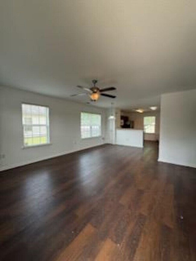 Building Photo - Convenient Southside Bungalo